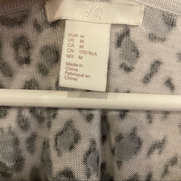 H&M Leopard Print Drop Shoulder Lightweight Knit Sweater Size Medium - Picture 9 of 9